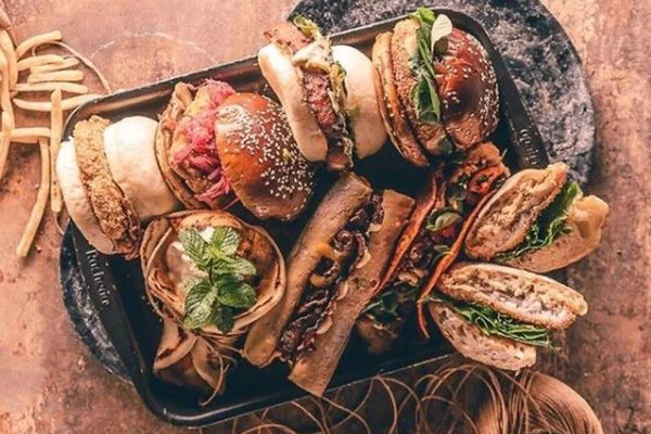 Prato com hambúrgueres e sanduíches