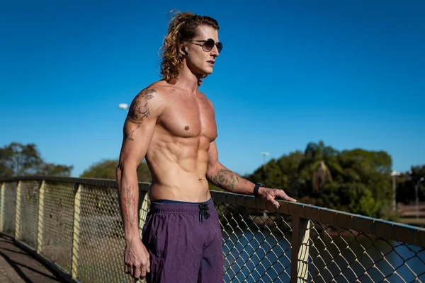 Ex-MasterChef e colunista André Rochadel compartilha rotina fitness