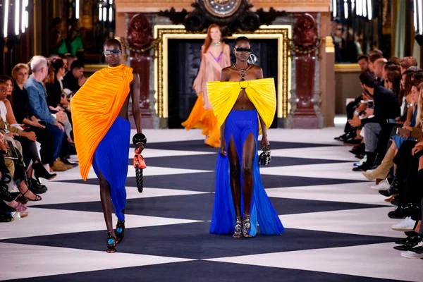 Vídeo: cores fortes e formas geométricas marcam desfile da Balmain