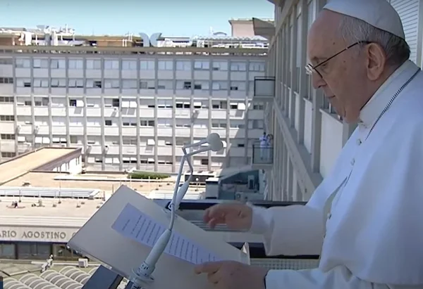 Do hospital, papa mantém o Angelus e pede saúde gratuita para todos