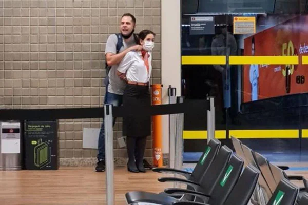 Vídeos: homem faz comissária de bordo refém no Aeroporto de Guarulhos