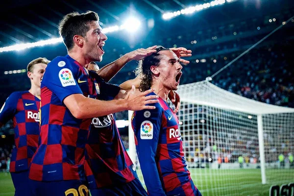 Sem Messi e Suárez, Barça goleia com brilho de Griezmann no Espanhol