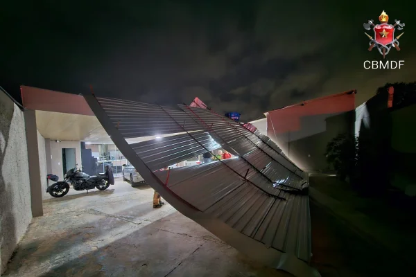 Vendaval destelha casa no Riacho Fundo