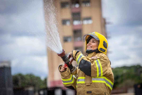 Bombeira que atuou por 30 anos detalha a força feminina no CBMDF