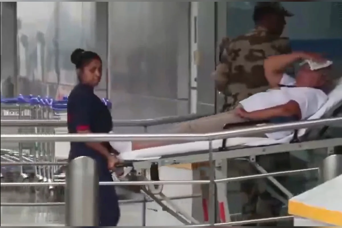 Parte dos feridos precisou deixar o avião em cadeiras de rodas, enquanto ao menos uma pessoa foi retirada de maca para receber atendimento. Parte dos feridos precisou deixar o avião em cadeiras de rodas, enquanto ao menos uma pessoa foi retirada de maca para receber atendimento.