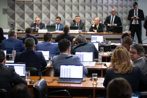 Imagem colorida mostra parlamentares na CPMI do INSS - Metrópoles