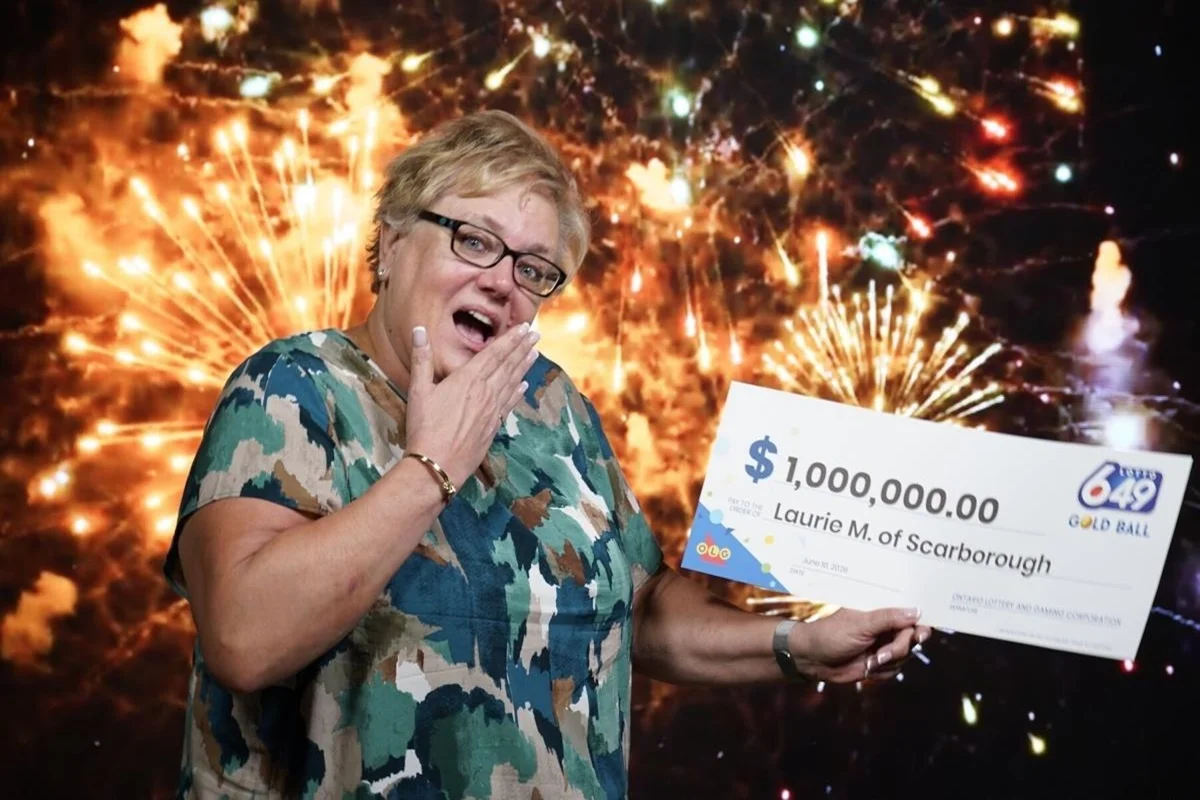 Mulher de Toronto esquece bilhete de loteria na bolsa, descobre que ganhou R$ 5 milhões e planeja aposentadoria e viagens pela Europa