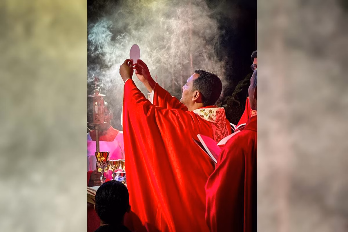 Padre ergue hóstia no momento da consagração do corpo de Cristo - Metrópoles