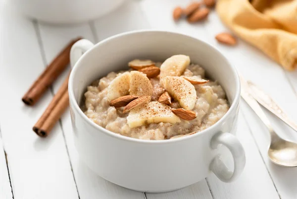 Mingau de banana caramelizada é opção deliciosa para café ou ceia 