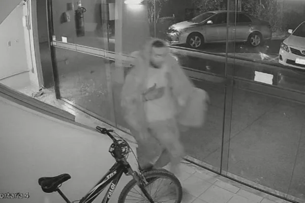 Veja momento em que homem atira pedra em vidraça para furtar bicicleta