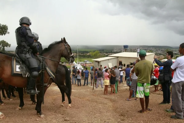 Agefis realiza operação de derrubada em São Sebastião. Moradores resistem