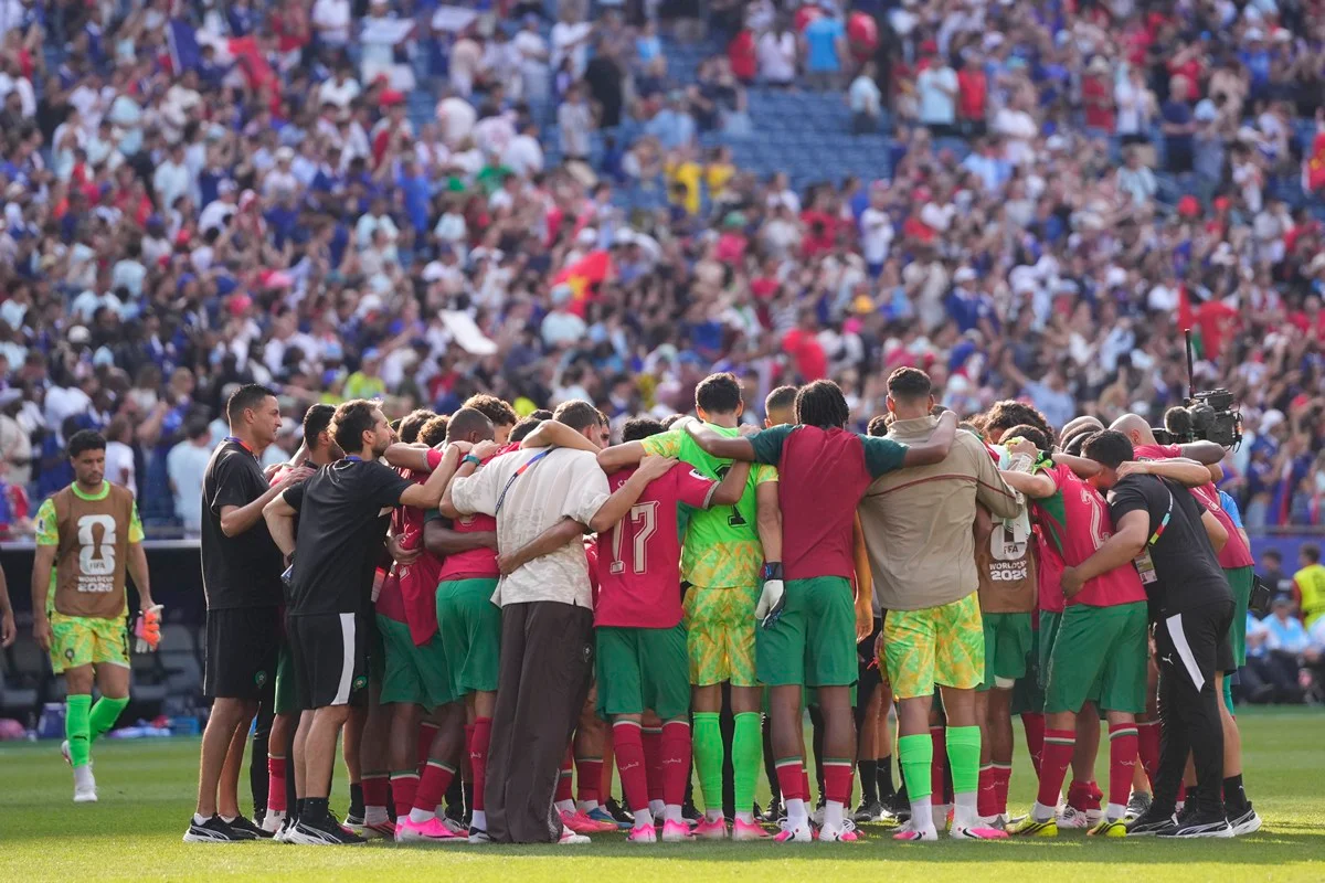 Equipe marroquina se reuniu em uma roda no campo, após o apito final Equipe marroquina se reuniu em uma roda no campo, após o apito final