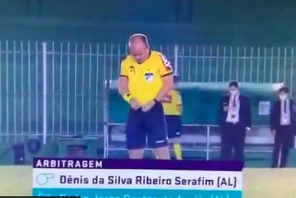 O árbitro Dênis da Silva Ribeiro Serafim faz xixi em campo