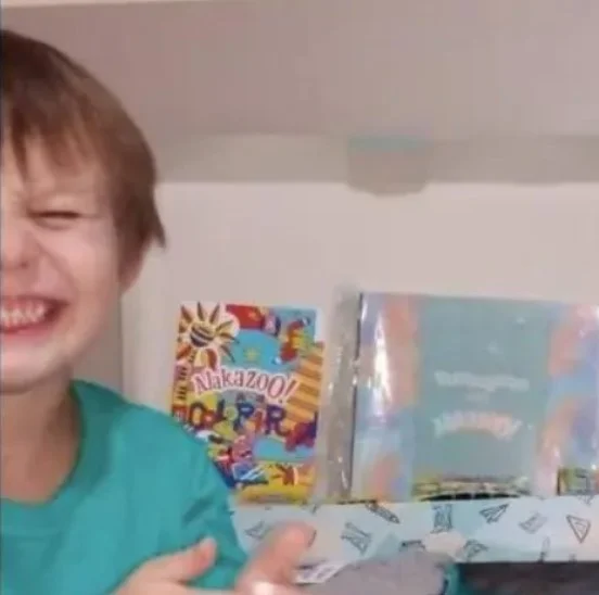 Empresa recria roupa fora de estoque para menino autista do Paraná