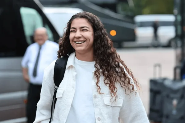 Angelina, jogadora da Seleção Brasileira chegando na Inglaterra