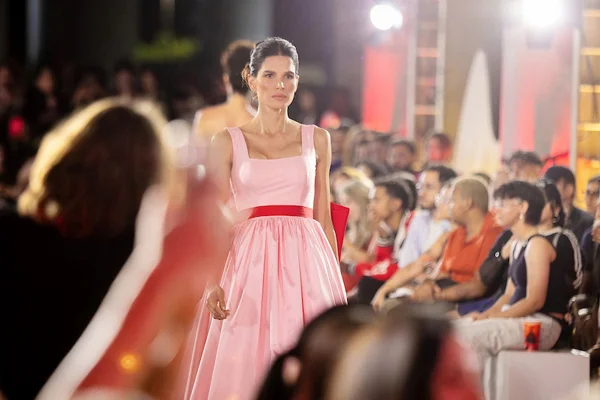 Raica Oliveira encanta público em Metrópoles Catwalk em 2ª noite de evento