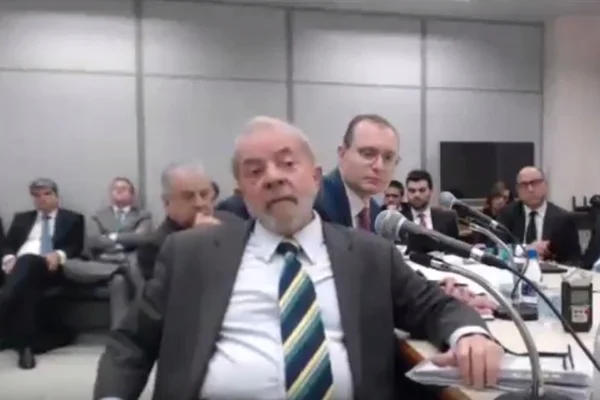“Manda a PF devolver os iPads dos meus netos”, pede Lula a Moro