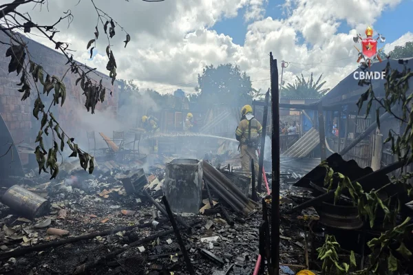 Incêndio deixa casa totalmente destruída em acampamento no DF