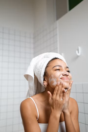 A limpeza da pele é essencial para remover impurezas, excesso de oleosidade e maquiagem