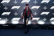 Modelagens oversized com estampas de equipes tradicionais como Ferrari, Mercedes ou Red Bull