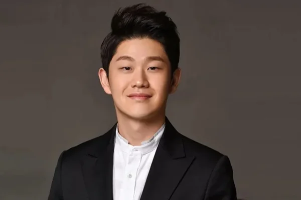 Cantor sul-coreano Choi Sung-bong é encontrado morto aos 33 anos