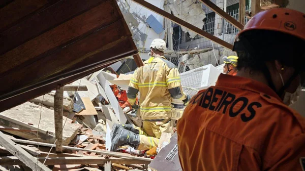 Imagem colorida de bombeiros no local da explosão polícia - Metrópoles