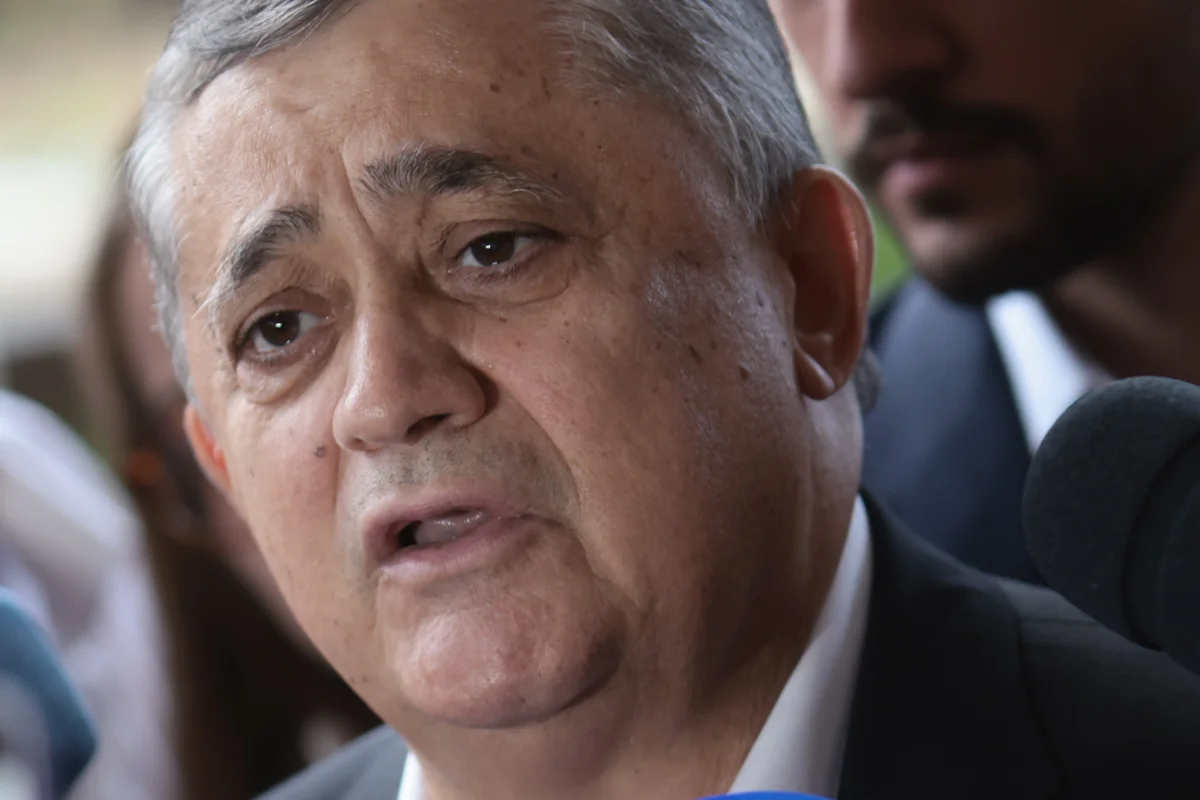 Ministro José Guimarães chega para reunião com o presidente Lula em caráter emergencial para debater os desdobramentos do segundo turno da campanha eleitoral em Brasília Ministro José Guimarães chega para reunião com o presidente Lula em caráter emergencial para debater os desdobramentos do segundo turno da campanha eleitoral em Brasília