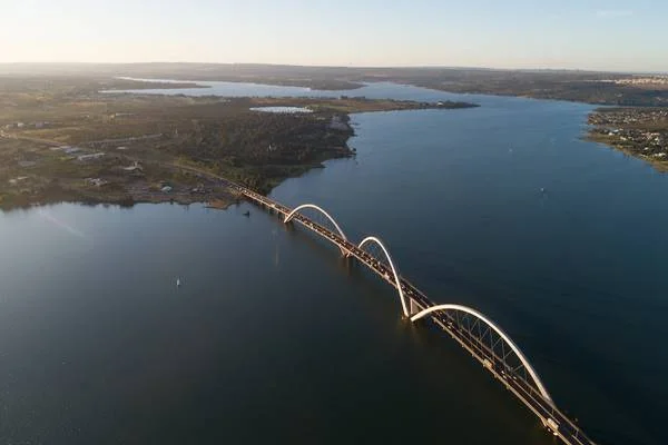Fotografia colorida de uma ponte sobre um lago