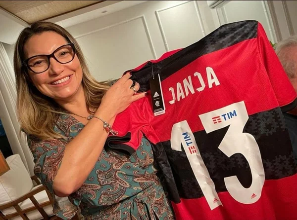 Primeira-dama, Janja, com uma camisa do Flamengo - Metrópoles