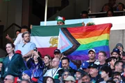 Copa: torcedores levam bandeira do orgulho LGBTQIAP+ para Egito x Irã - imagem 3
