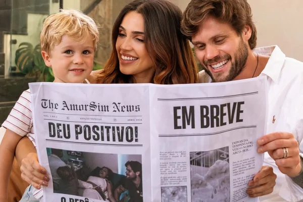 Imagem colorida do anúncio da gravidez dos ex-BBBs Paula e Breno ao lado do filho, Theo - Metrópoles