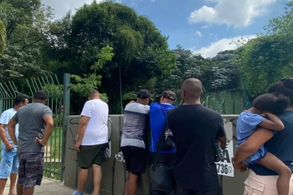 Imagem colorida de família fazendo buscas por jovem desaparecido em SP