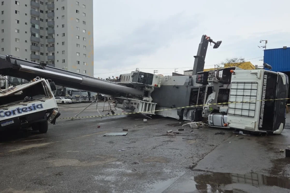 Trem da Linha 15-Prata derruba guindaste sobre avenida movimentada de SP Trem da Linha 15-Prata derruba guindaste sobre avenida movimentada de SP