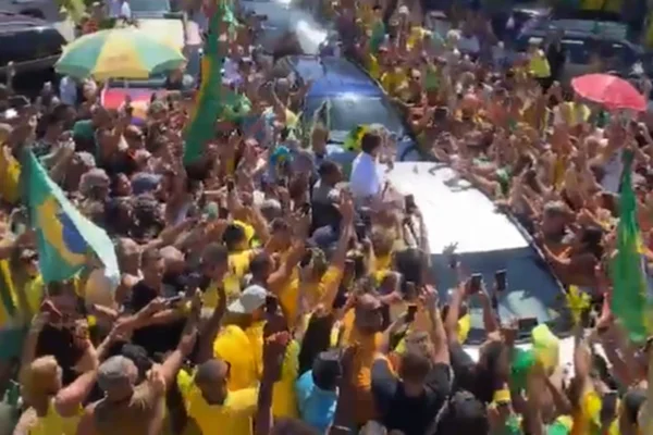 imagem mostra jair bolsonaro em meio a manifestantes - Metrópoles