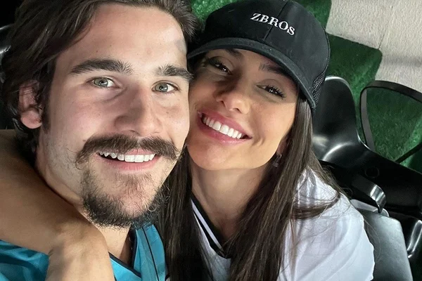 Nicolas Prattes e Luiza Caldi posam juntos durante namoro - Metrópoles