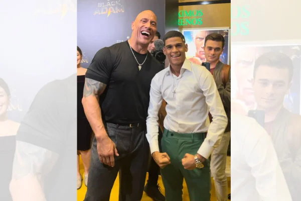 Luva de Pedreiro conhece The Rock em lançamento do filme Adão Negro
