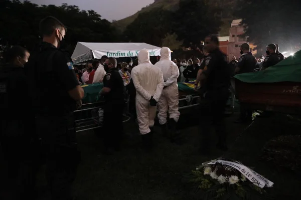 Policiais mortos a tiros são sepultados na zona oeste do Rio