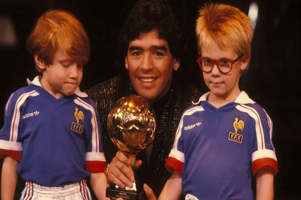 Maradona com a bola de ouro em 1986