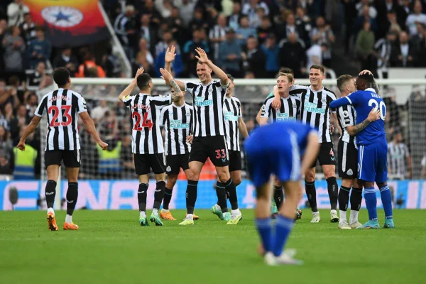 Newcastle empata com o Leicester e retorna à Champions após 20 anos