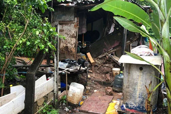 Casa desaba após alta de rio em João Pessoa