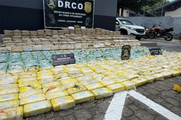 Estrangeiros são flagrados no Rio Solimões com 1,5 tonelada de drogas