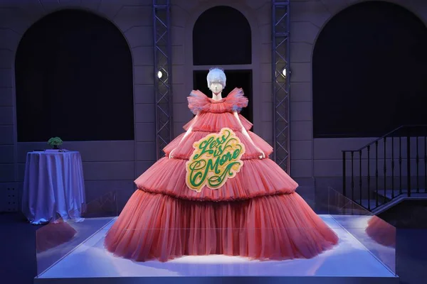 Look exposto na exibição Camp: Notes on Fashion do Costume Institute no Metropolitan Museum of Art