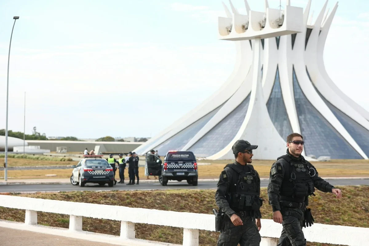 Policiamento perto da Catedral Policiamento perto da Catedral