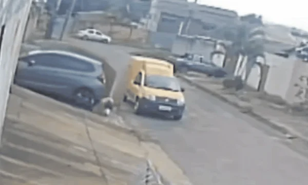 Motorista erra pedal ao sair de casa e atropela carteiro de ré