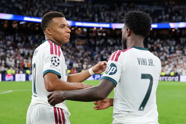 Foto colorida de Mbappé e Vini Jr. - Metrópoles