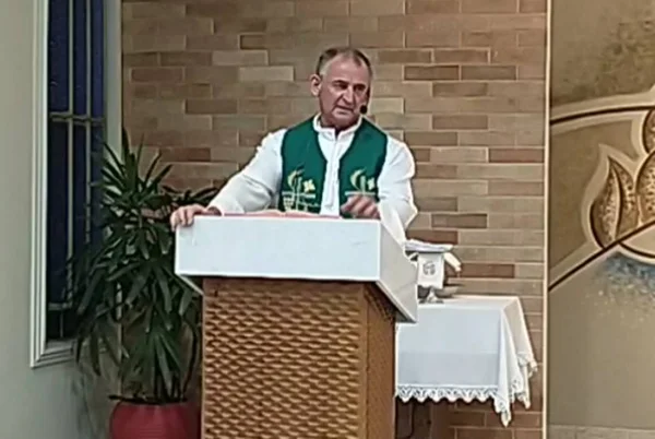 Padre xinga repórter da Globo de “viadinho” e “idiota” durante missa
