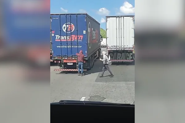 Imagem colorida de suspeitos tentando furtar cargas de caminhões na Rodovia Régis Bittencourt. Metrópoles