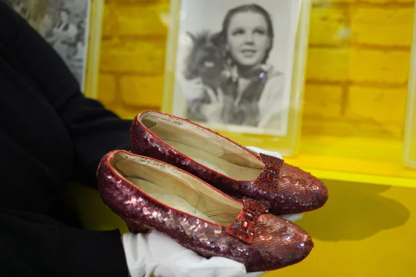 Na imagem com cor, os sapatos originais de Dorothy em O Mágico de OZ - metrópoles