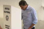 O candidato ao governo de São Paulo, Fernando Haddad (PT), votou em colégio eleitoral na região de Moema, zona sul da capital paulista. O candidato ao governo de São Paulo, Fernando Haddad (PT), votou em colégio eleitoral na região de Moema, zona sul da capital paulista.