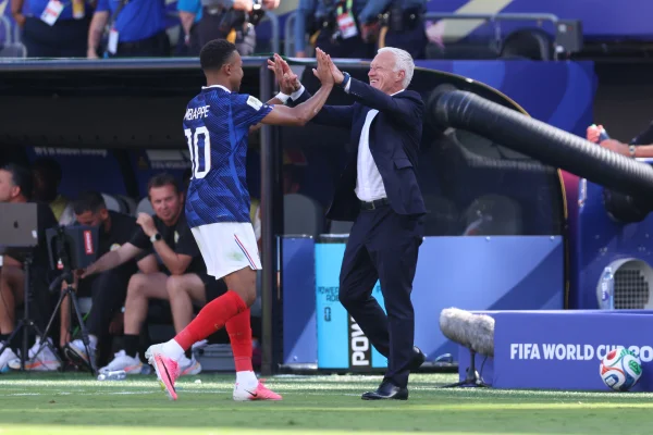 Didier Deschamps cumprimentando Mbappé em vitória da França na Copa do Mundo